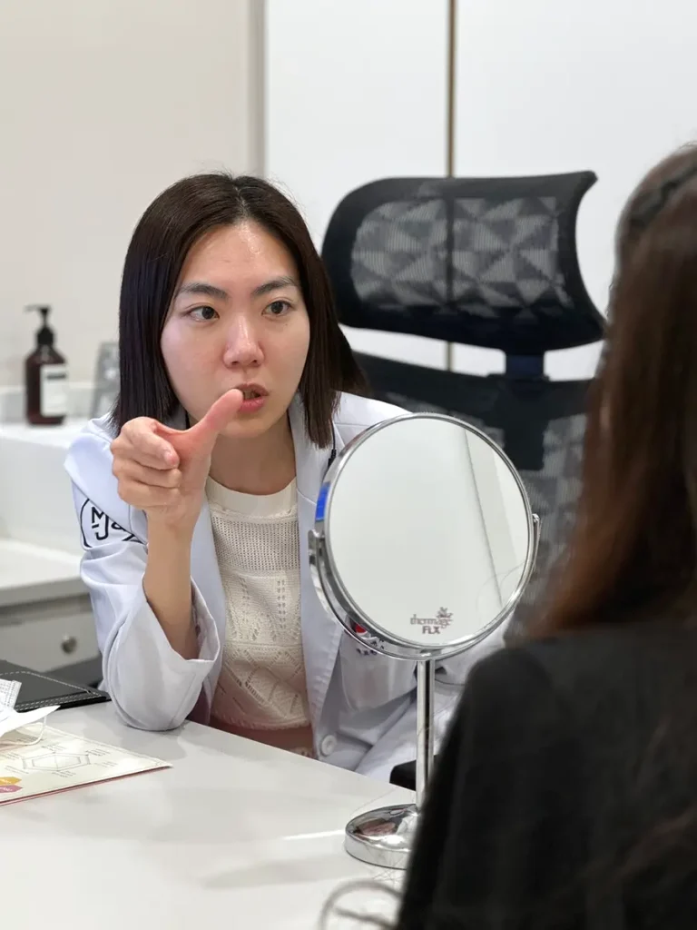 여드름 압출 전 병변 상태를 설명하는 상담 장면