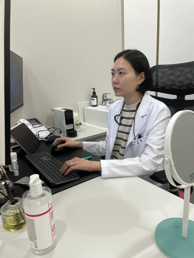 PN 스킨부스터 간격을 결정하기 전 피부 상태를 확인하는 의료진