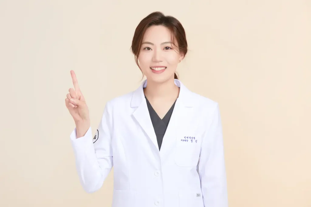 민앤정의원 정민원장 의사가운 프로필 포인팅 이미지