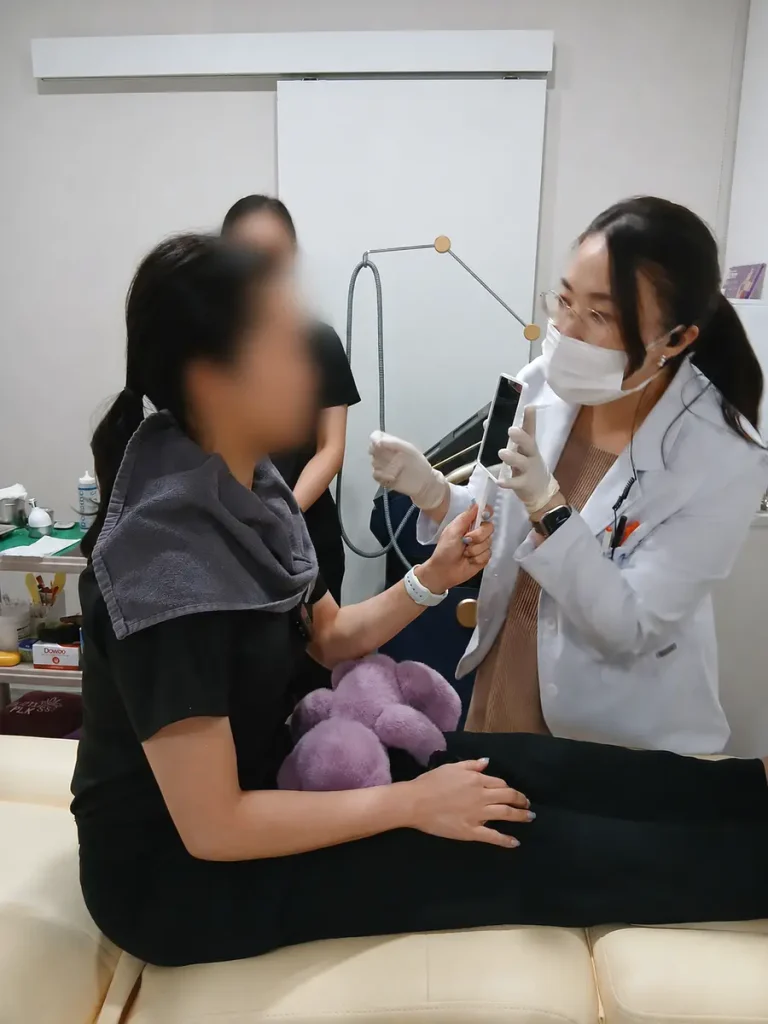 의료진이 직원 모델의 얼굴 상태와 볼륨 분포를 확인하는 모습